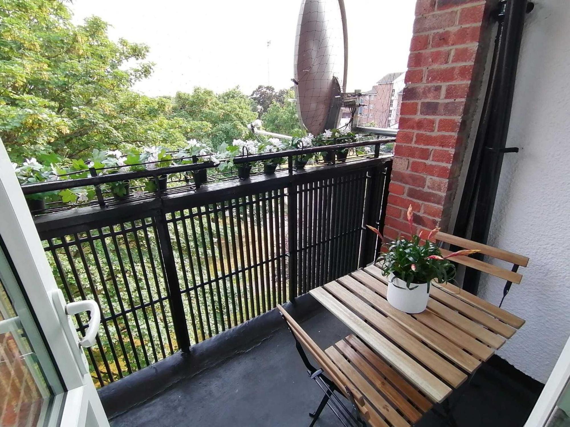 White City Apartment, Your London Stay Exterior photo